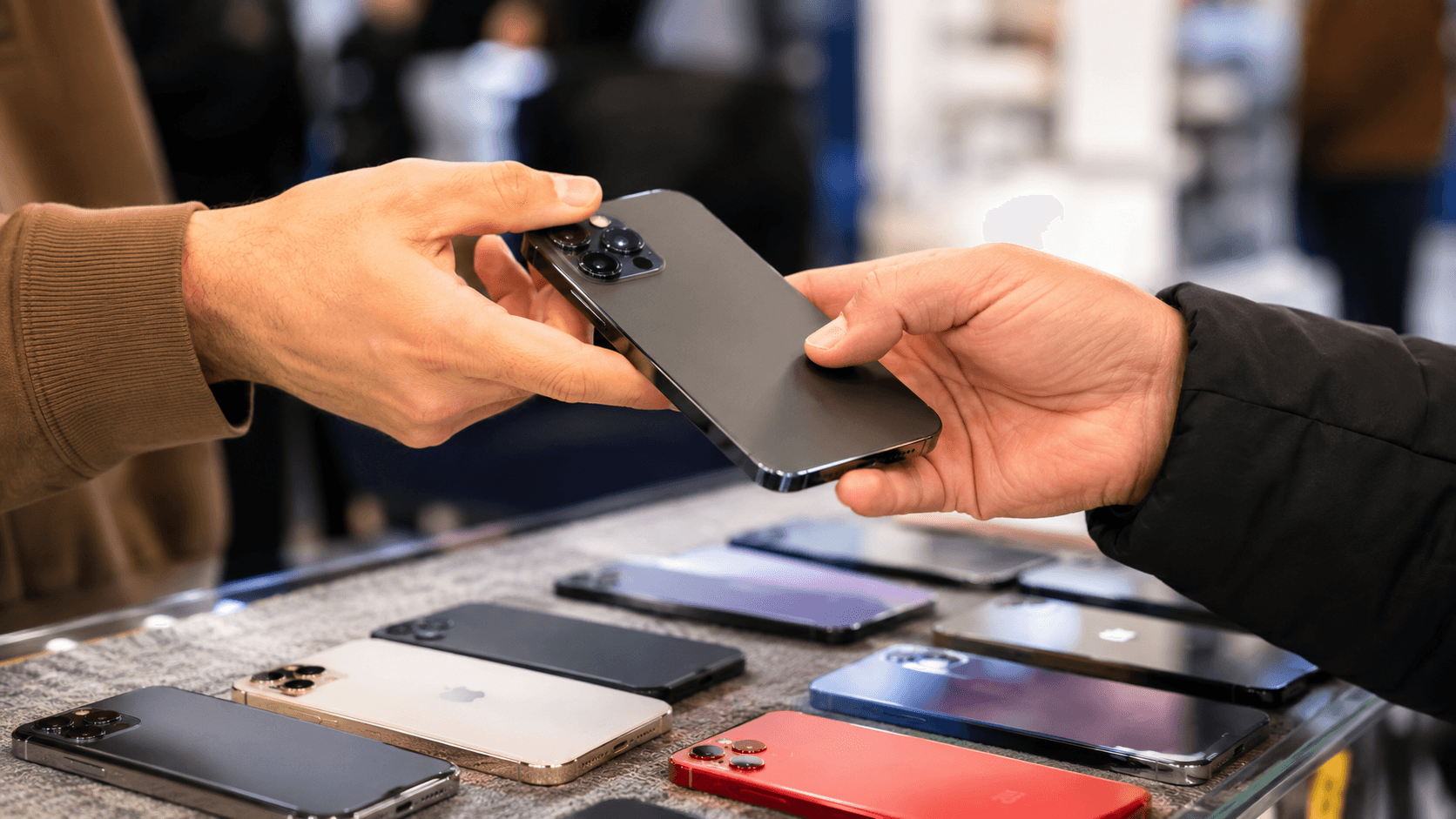 В России изменят правила перепродажи смартфонов с рук
